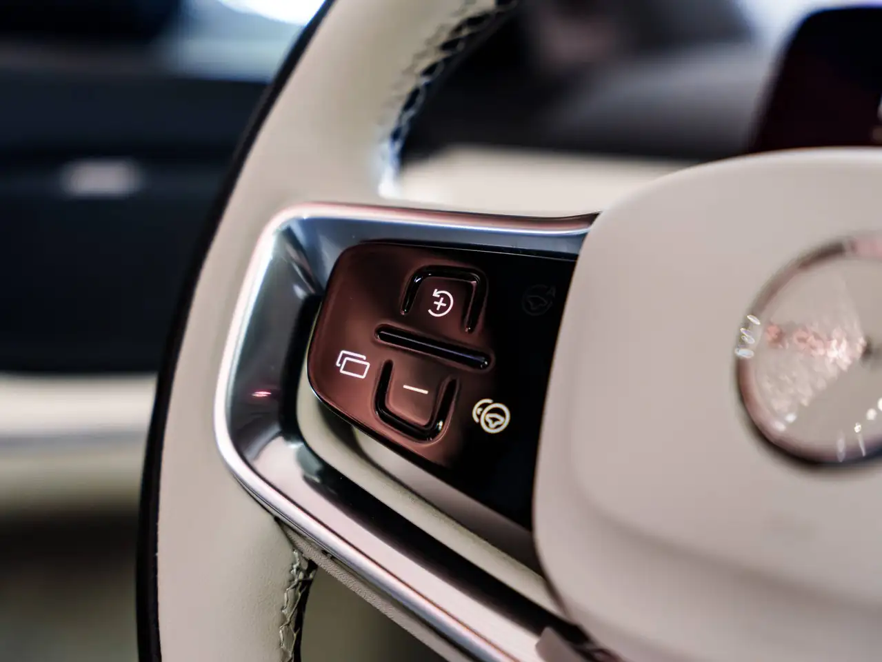 Volvo EX90 - 10