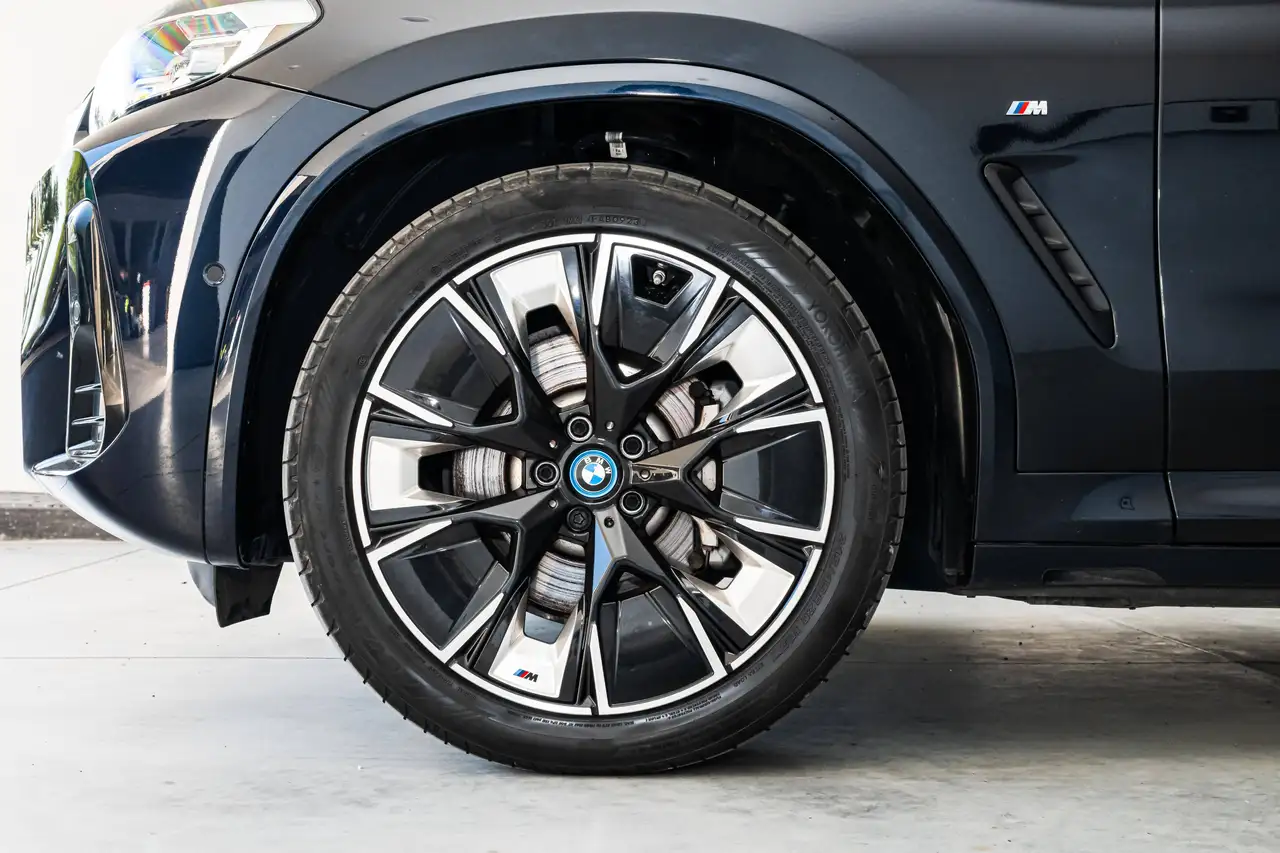 BMW iX3 - 10