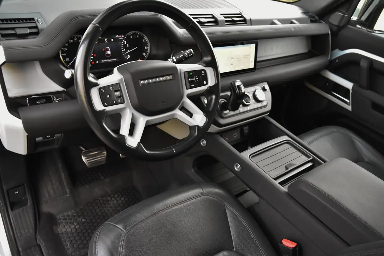 Land Rover Defender - 4