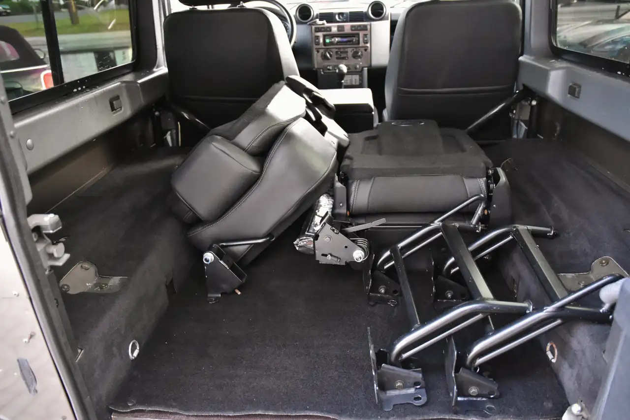 Land Rover Defender - 11
