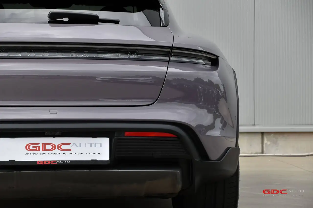 Porsche Taycan - 11