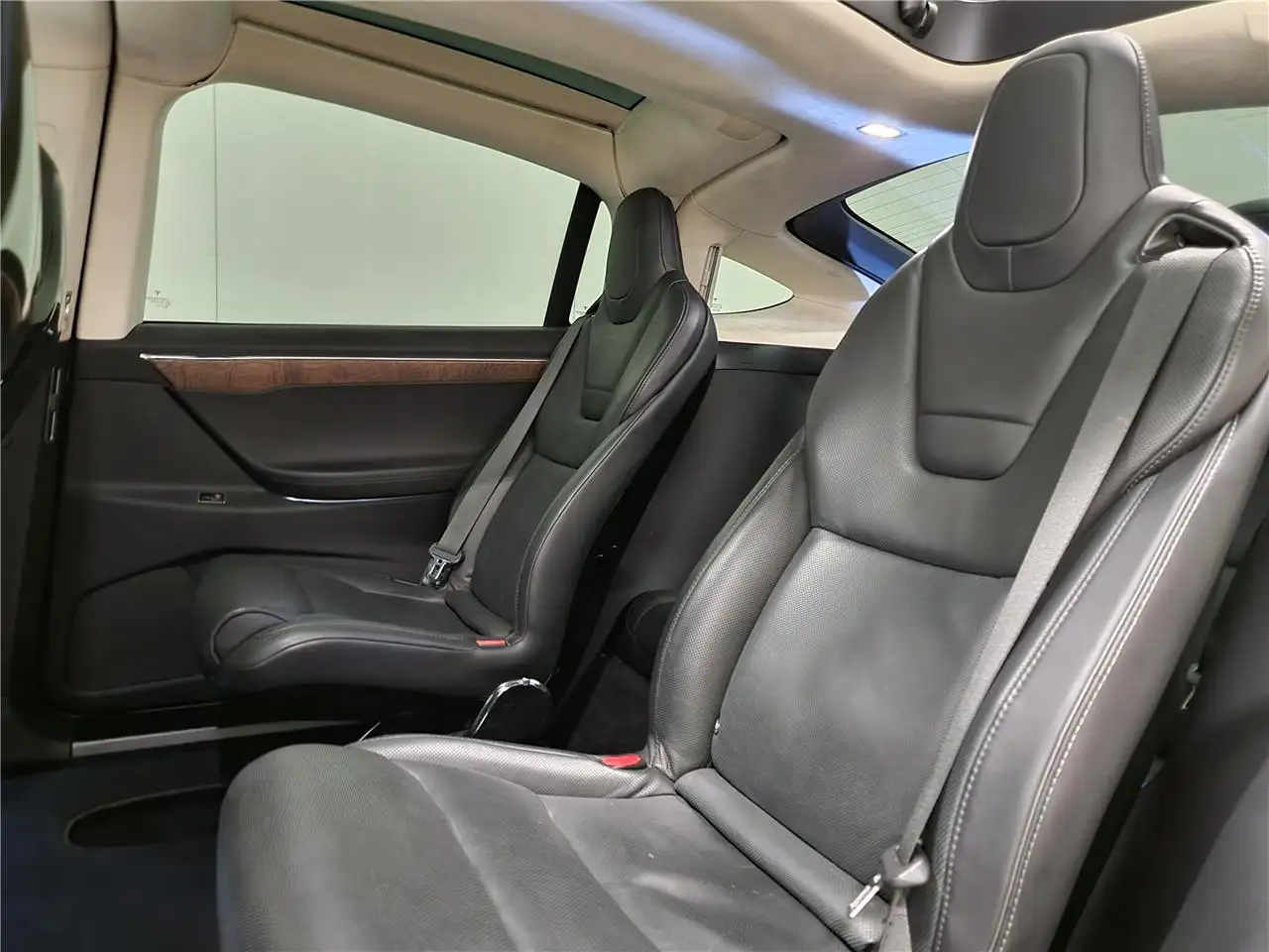 Tesla Model X - 10