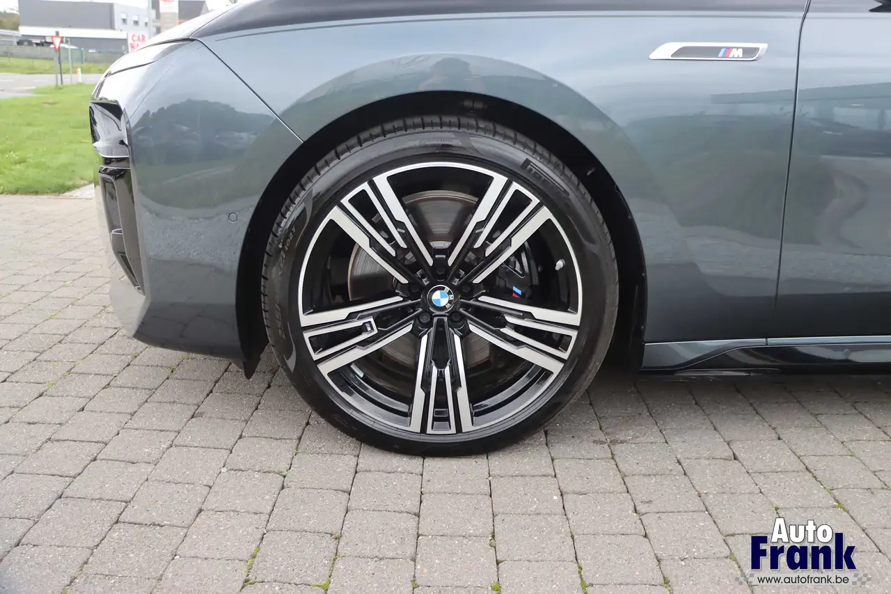 BMW i7 - 4