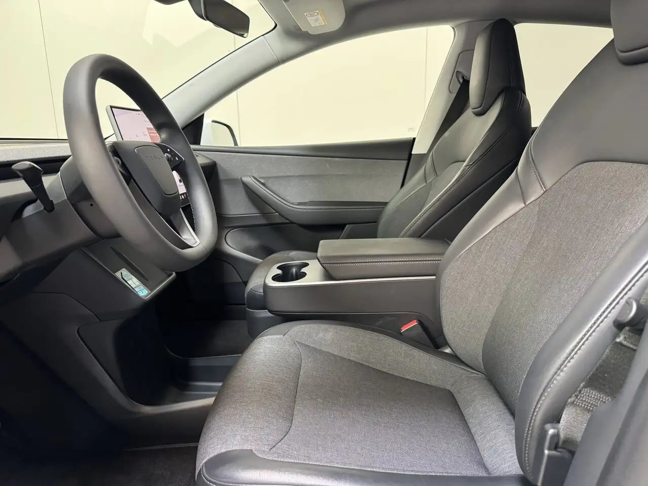 Tesla Model Y - 8