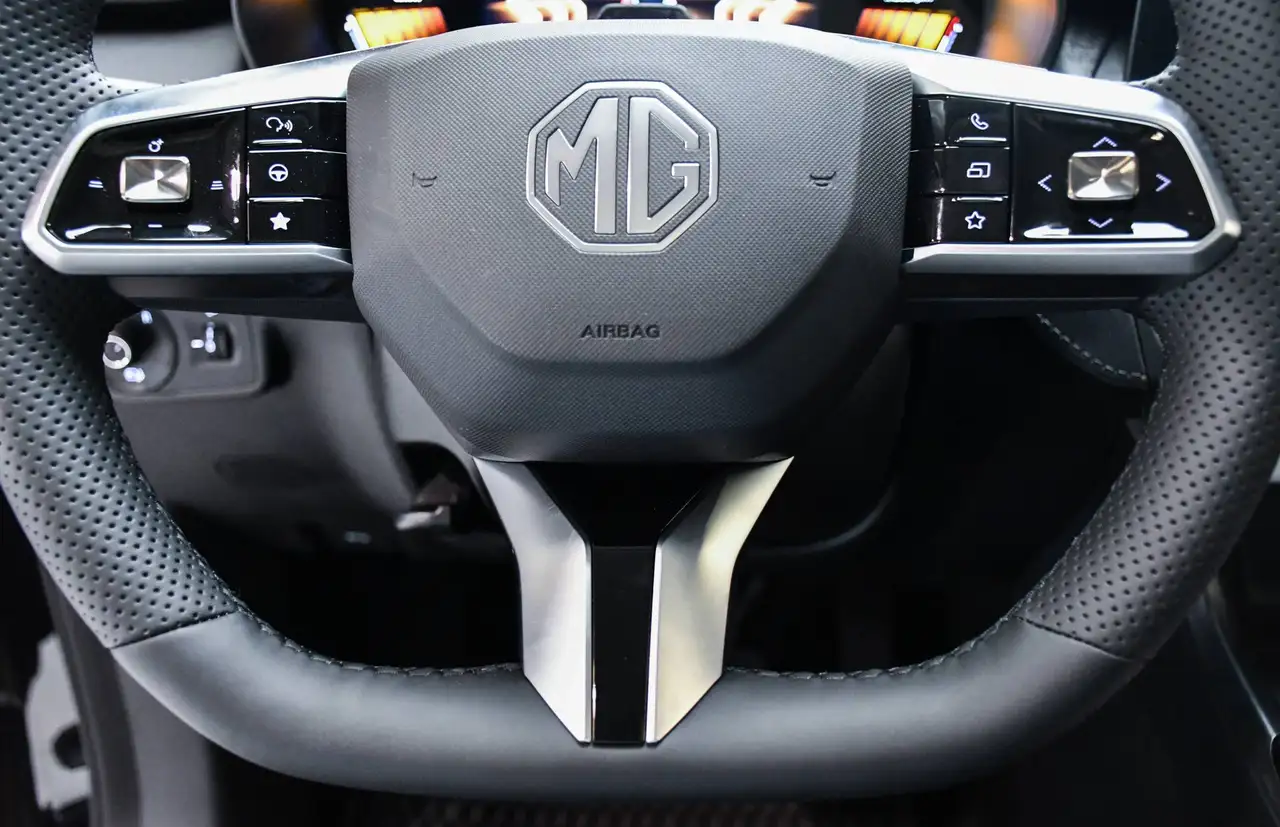 MG ZS - 11