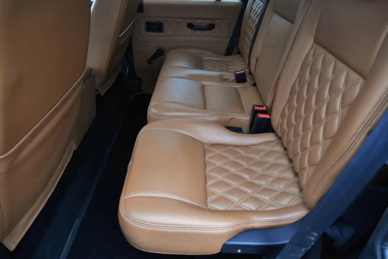 Land Rover Defender - 12