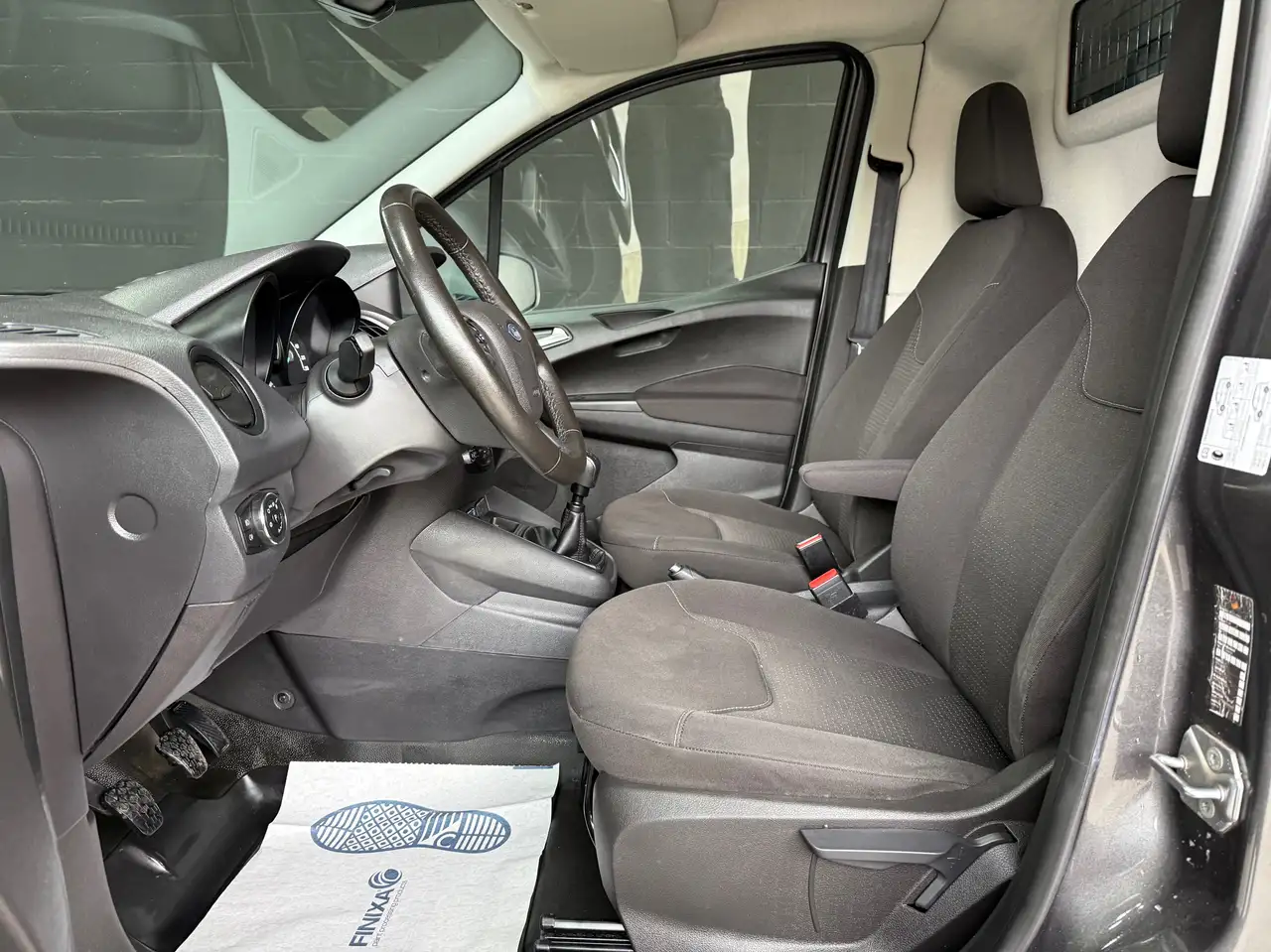 Ford Transit Courier - 10