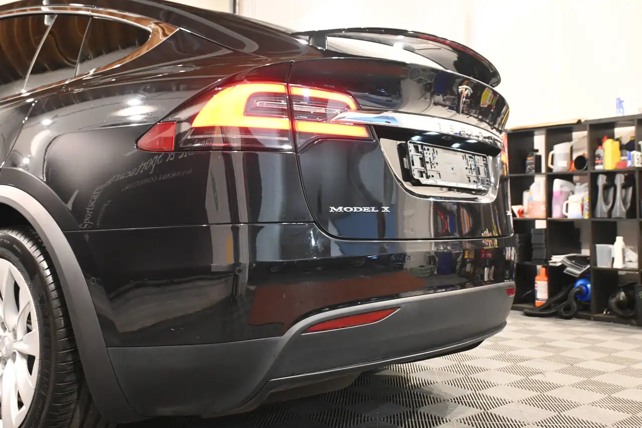 Tesla Model X - 9