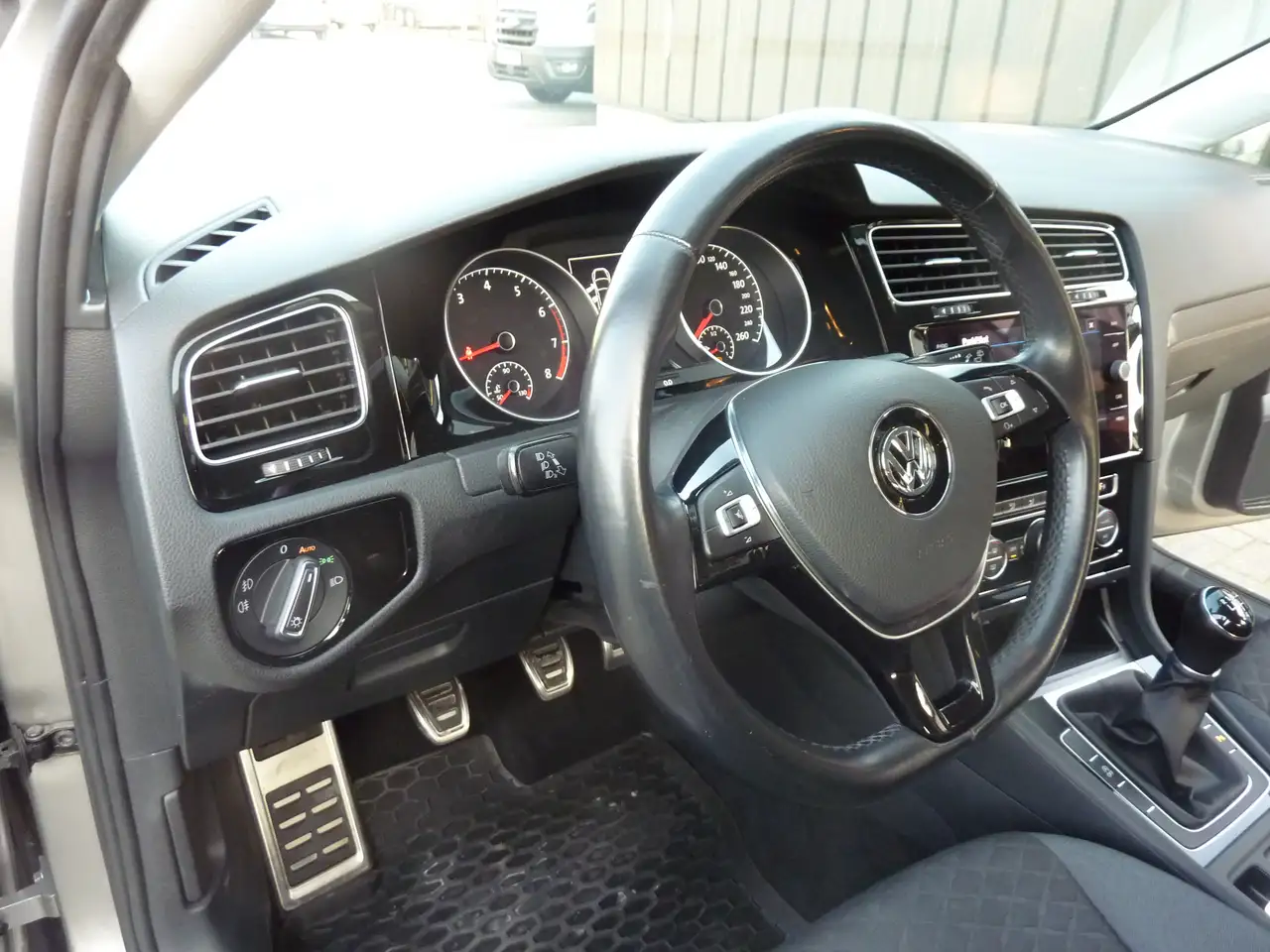 Volkswagen Golf - 11
