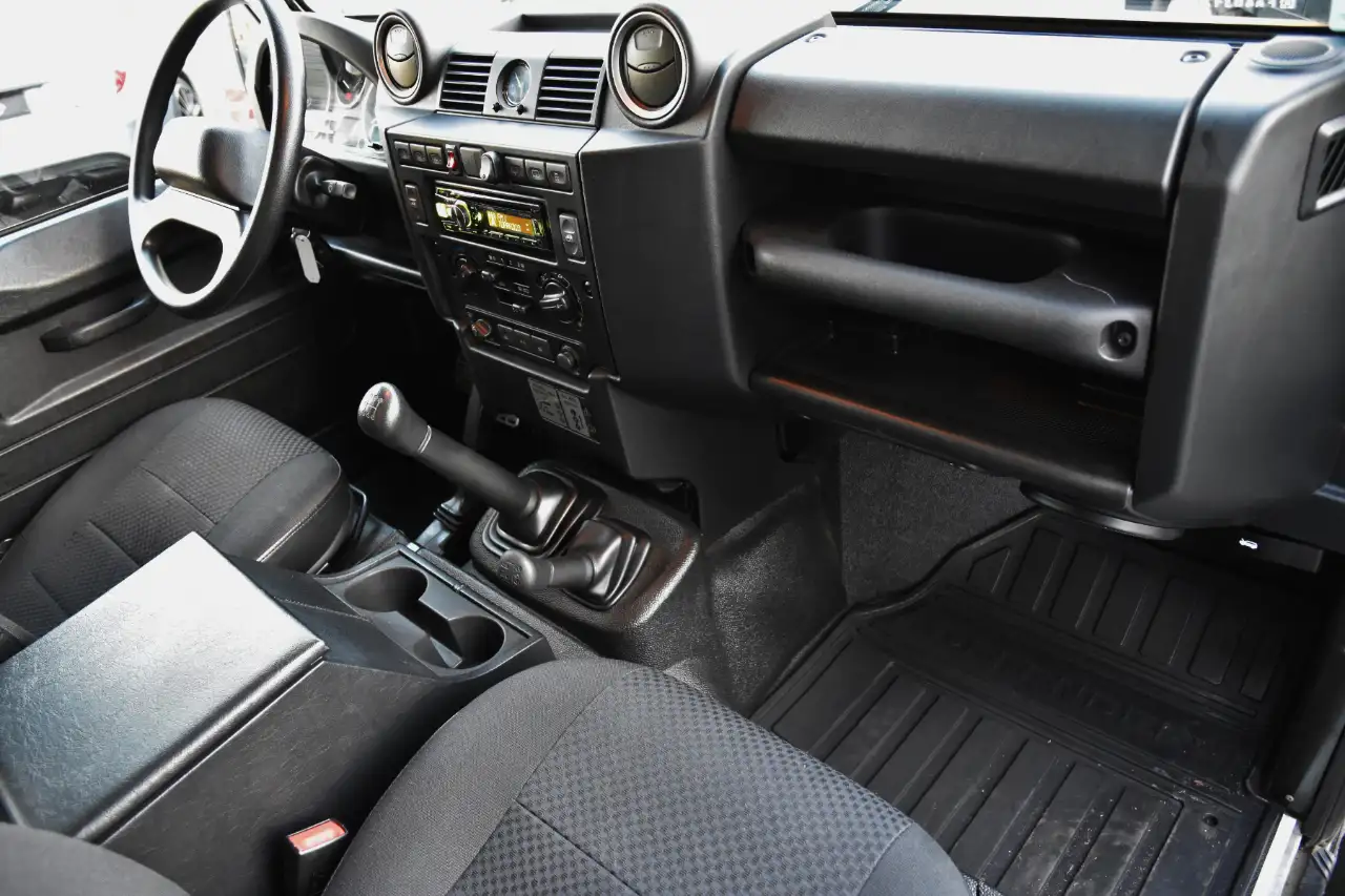 Land Rover Defender - 11