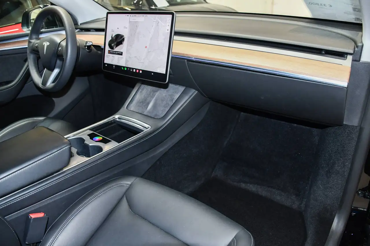 Tesla Model Y - 7