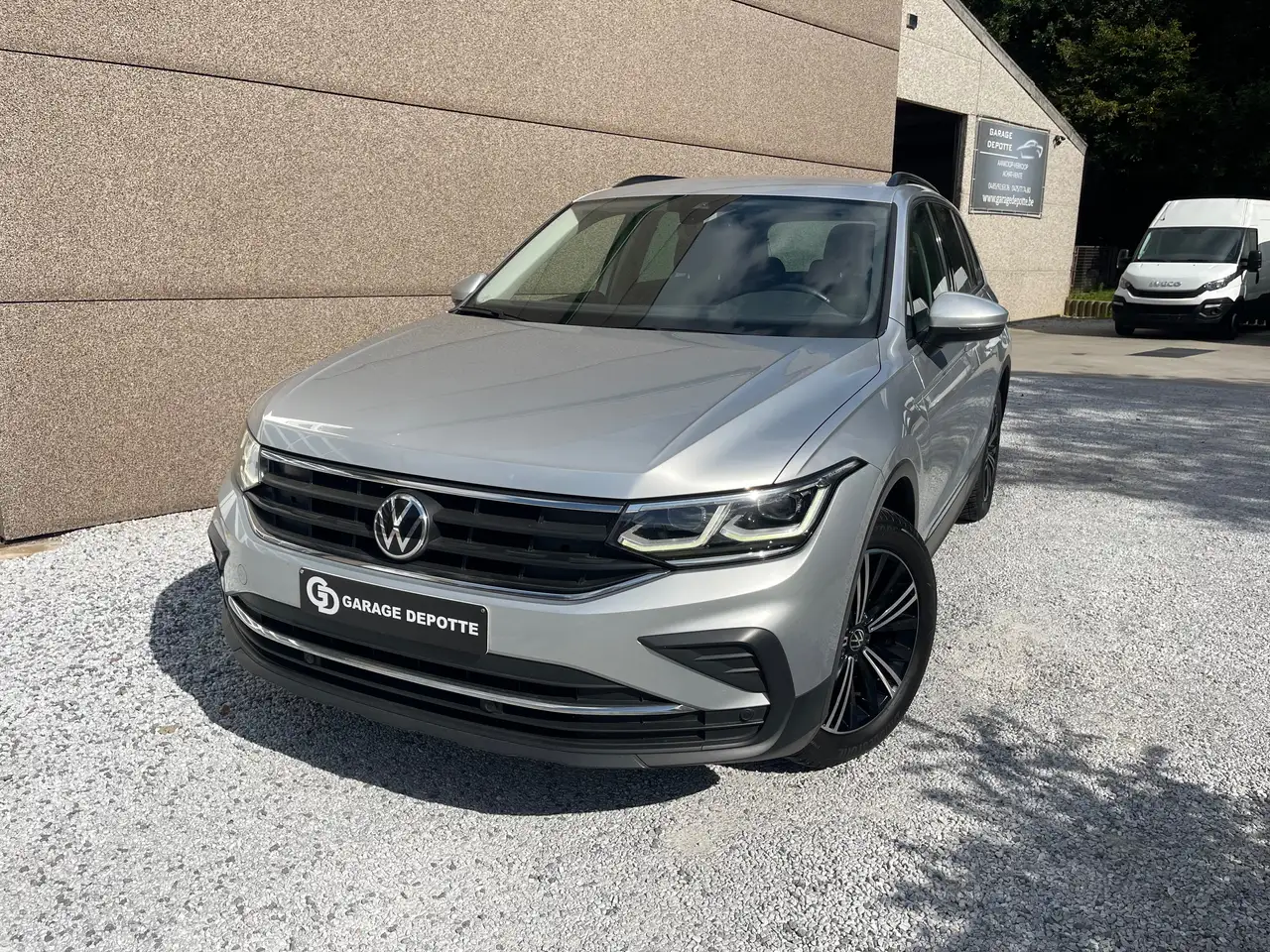 Volkswagen Tiguan - 1