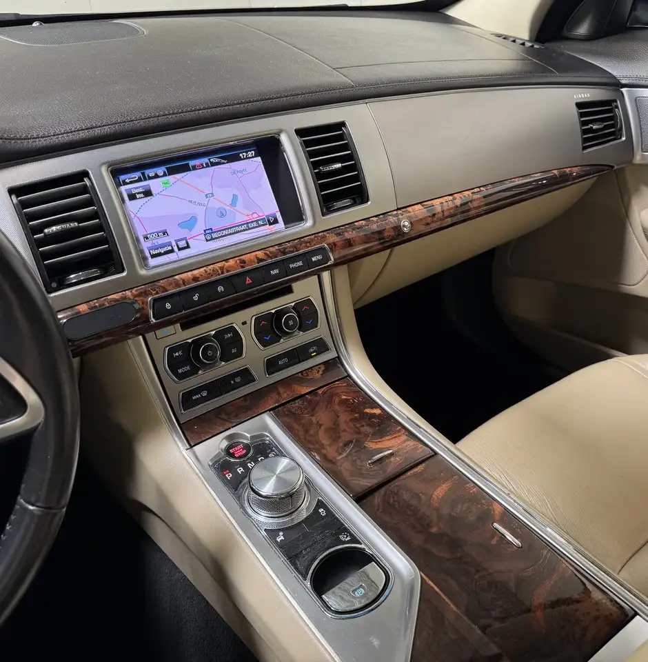 Jaguar XF - 12