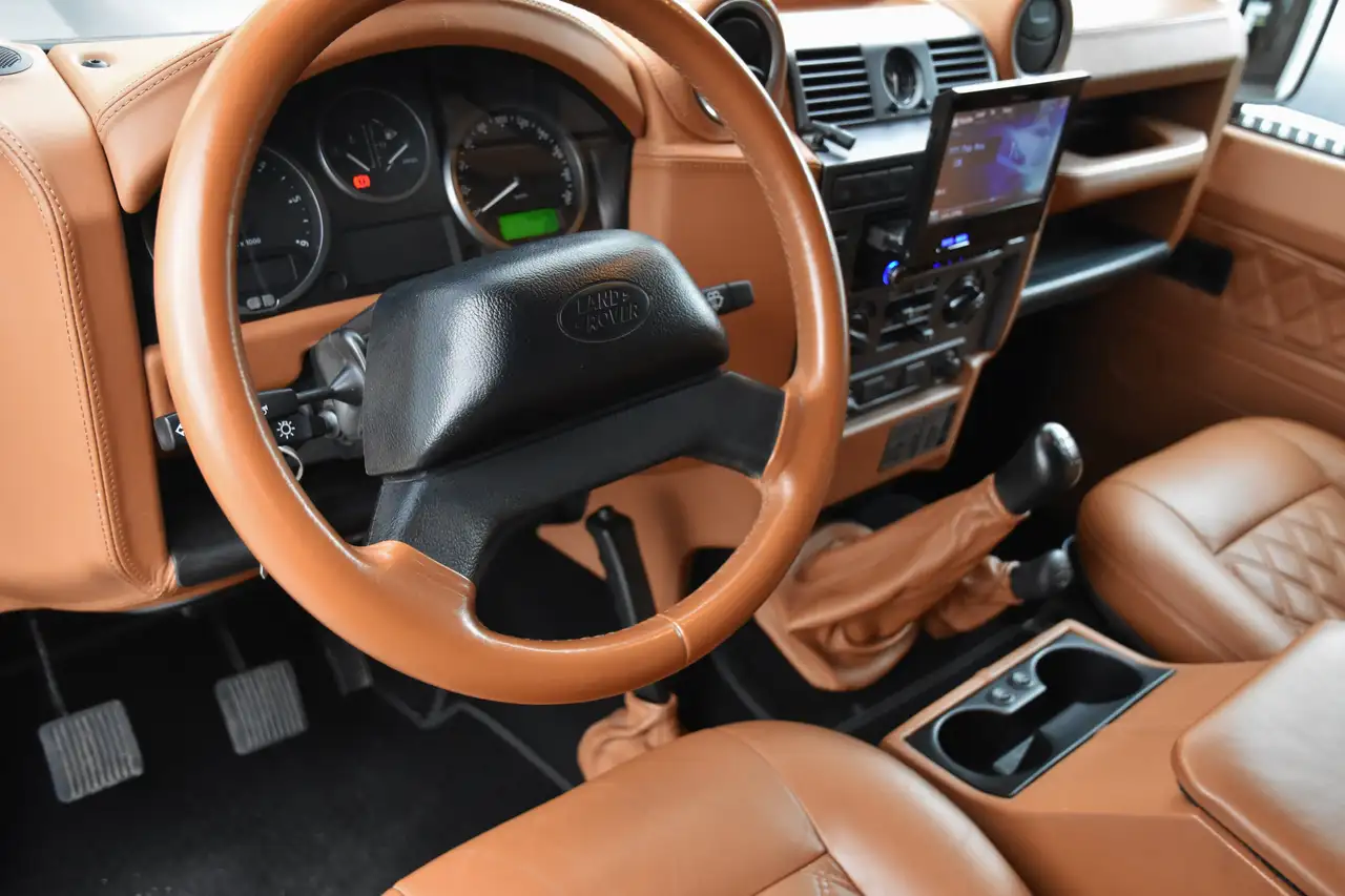 Land Rover Defender - 4