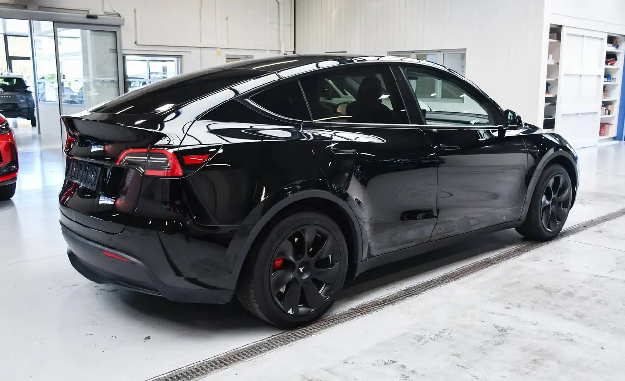 Tesla Model Y - 3