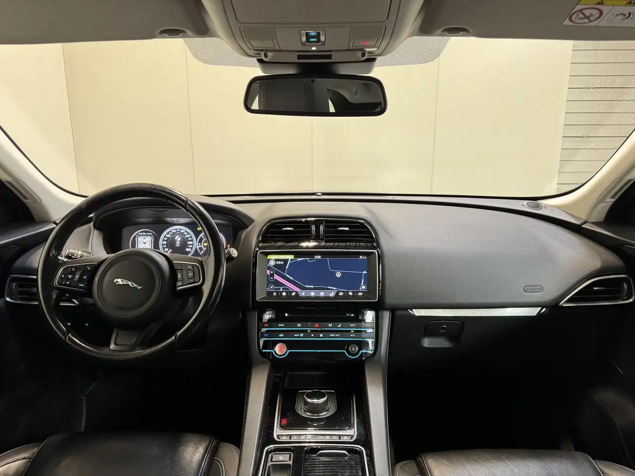 Jaguar F-Pace - 11
