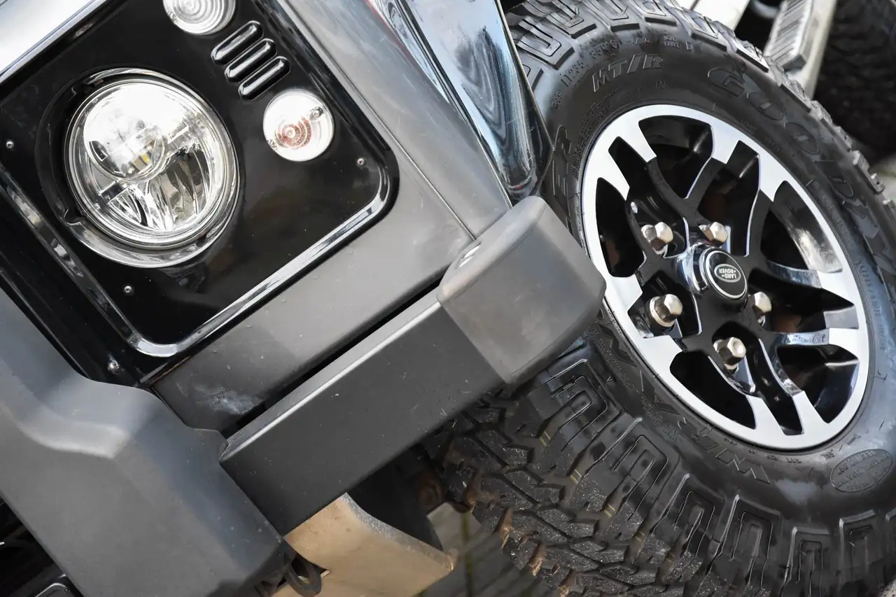 Land Rover Defender - 7