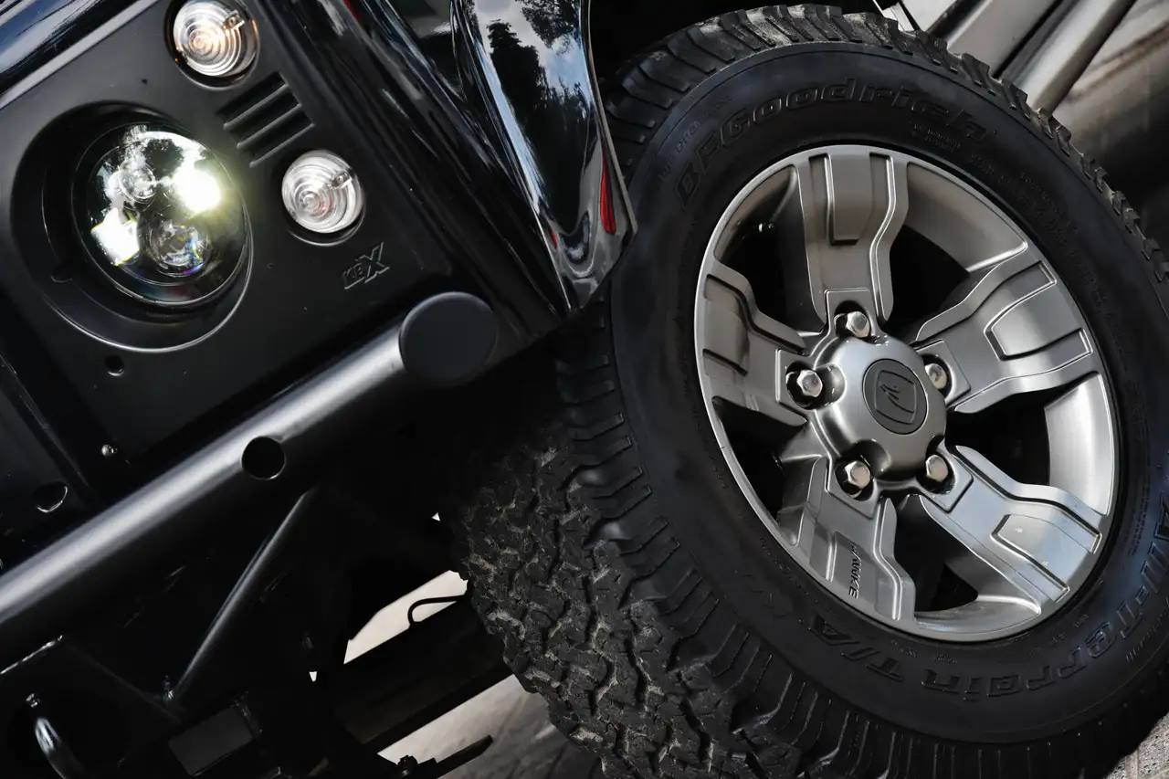 Land Rover Defender - 7