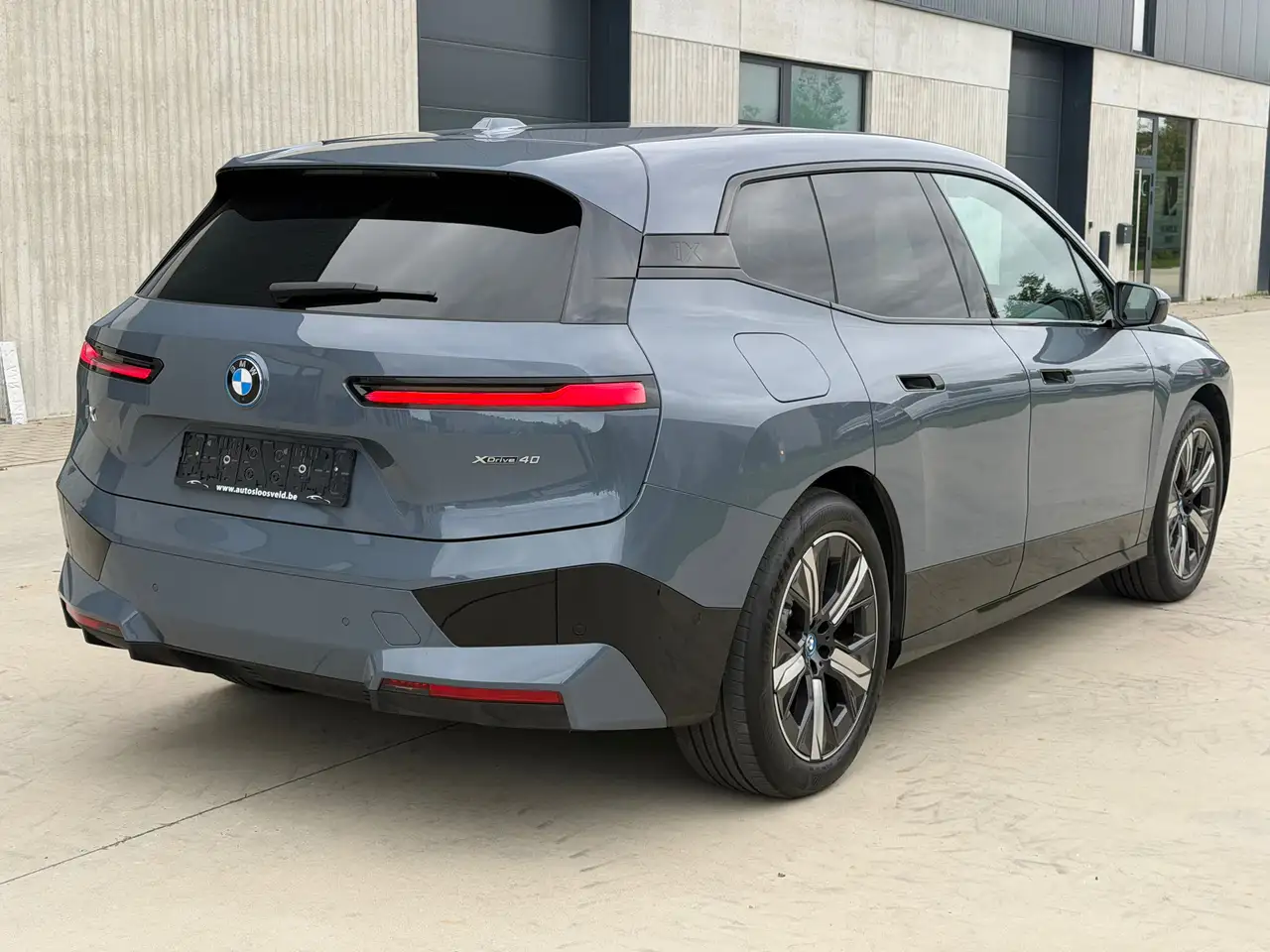 BMW iX - 4
