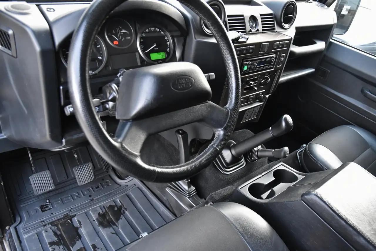 Land Rover Defender - 4