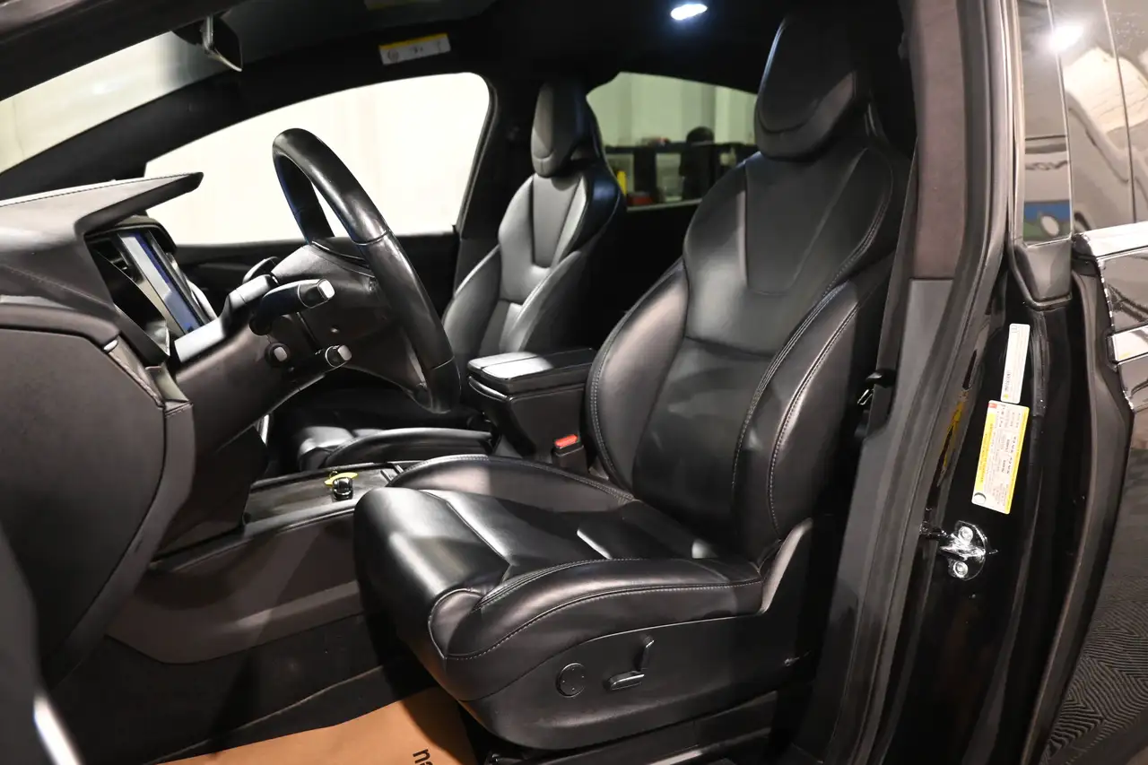 Tesla Model X - 11