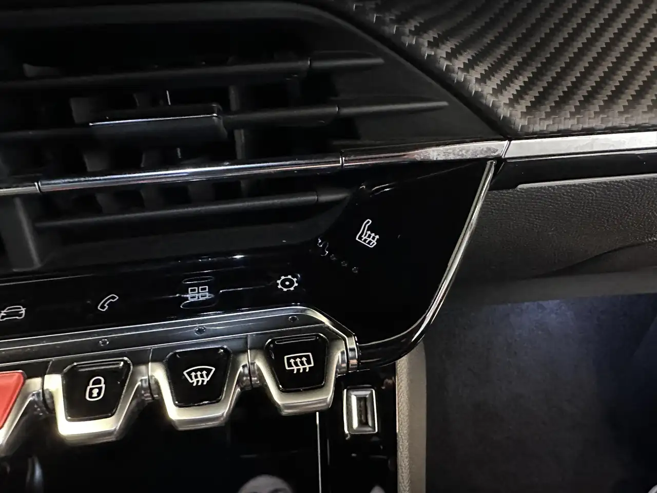 Peugeot 208 - 8