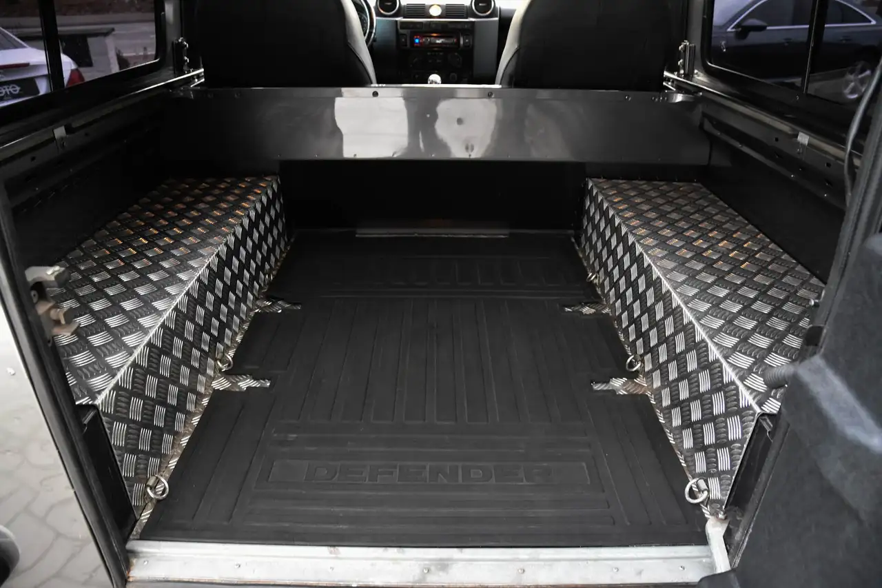 Land Rover Defender - 12