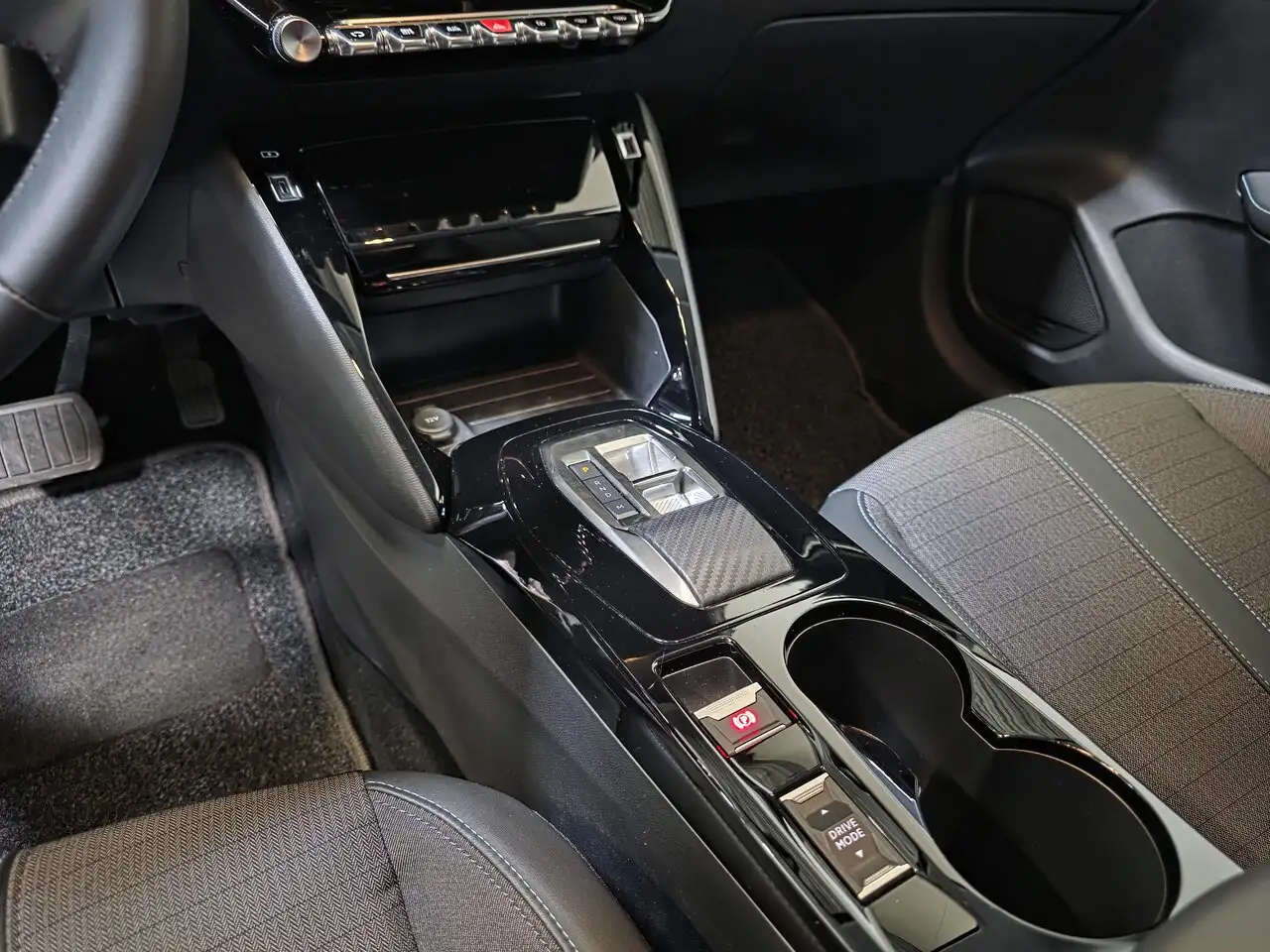 Peugeot 208 - 12