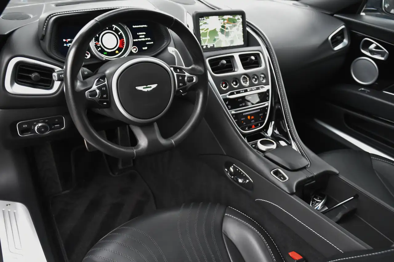 Aston Martin DB11 - 4