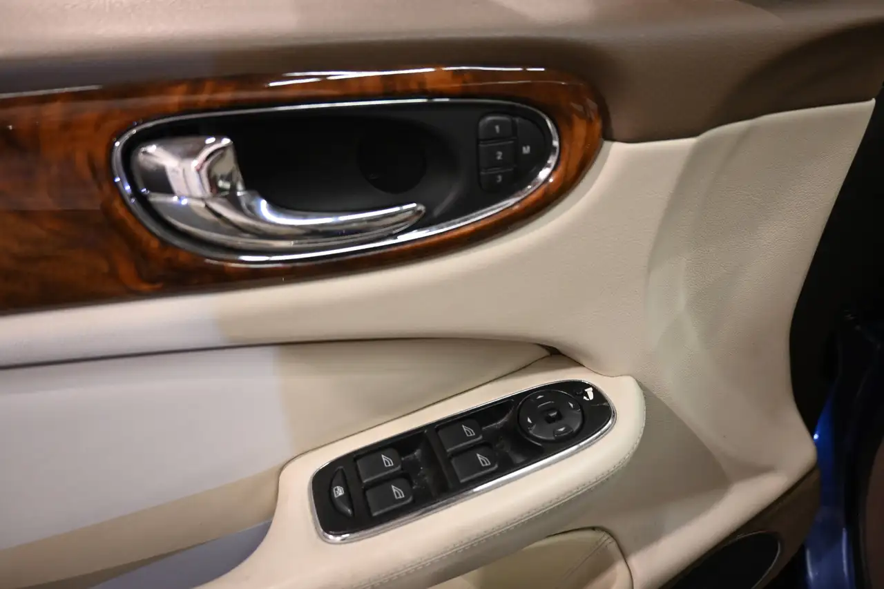 Jaguar XJ - 11