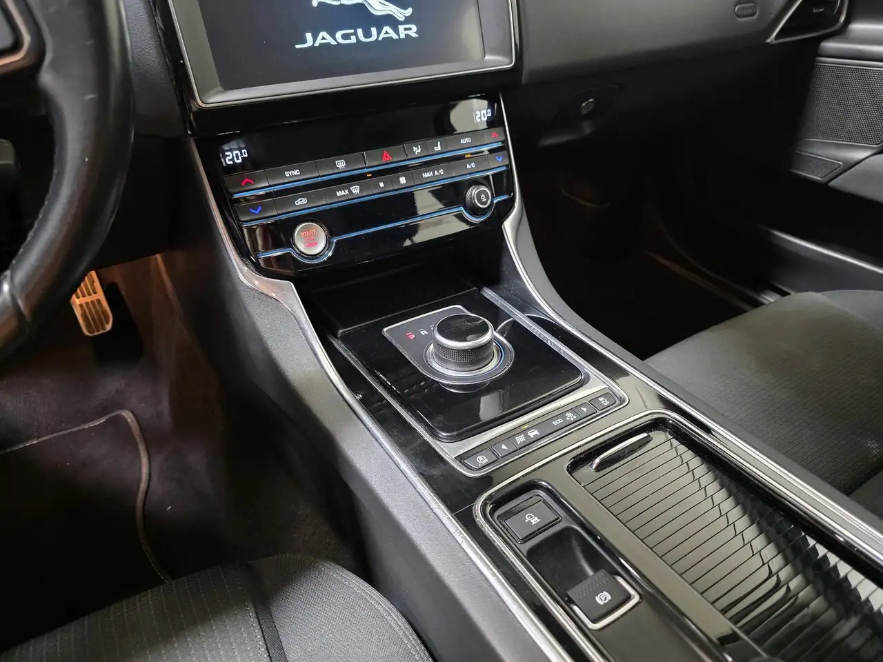 Jaguar XE - 11