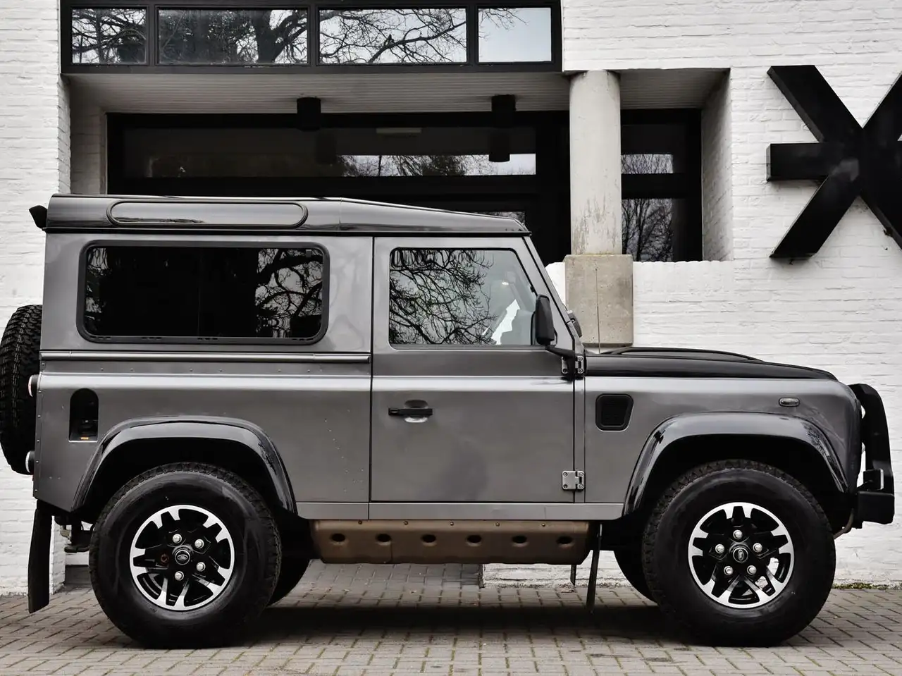 Land Rover Defender - 3