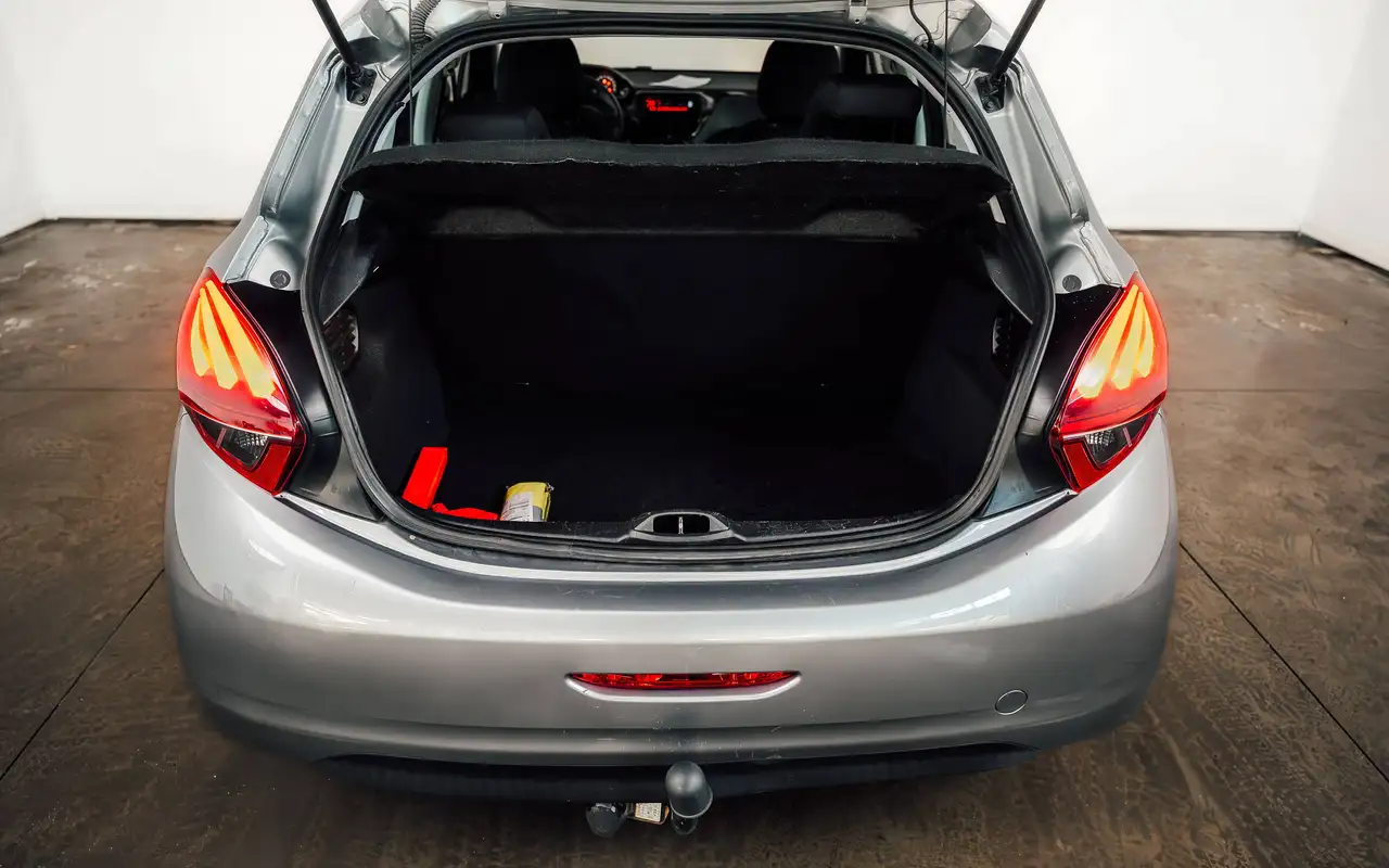 Peugeot 208 - 8
