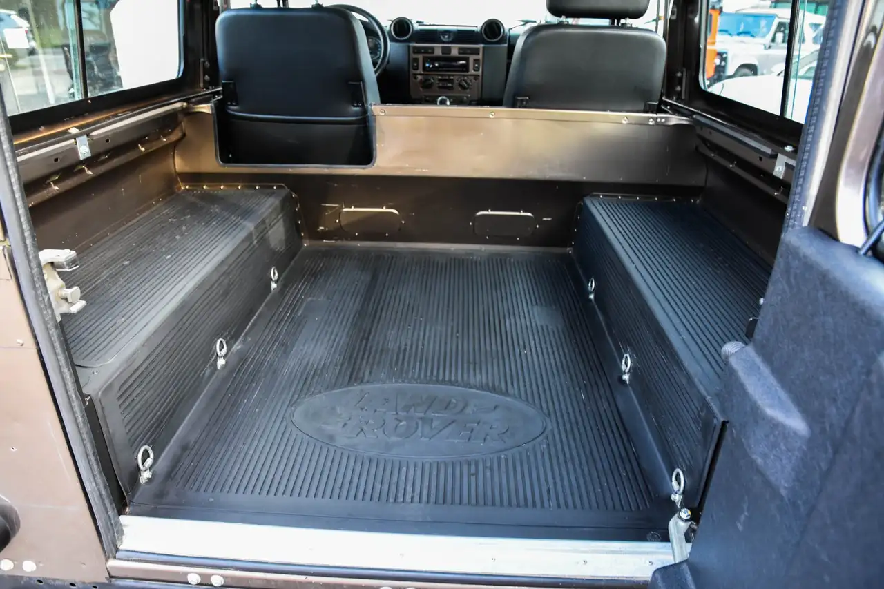 Land Rover Defender - 12
