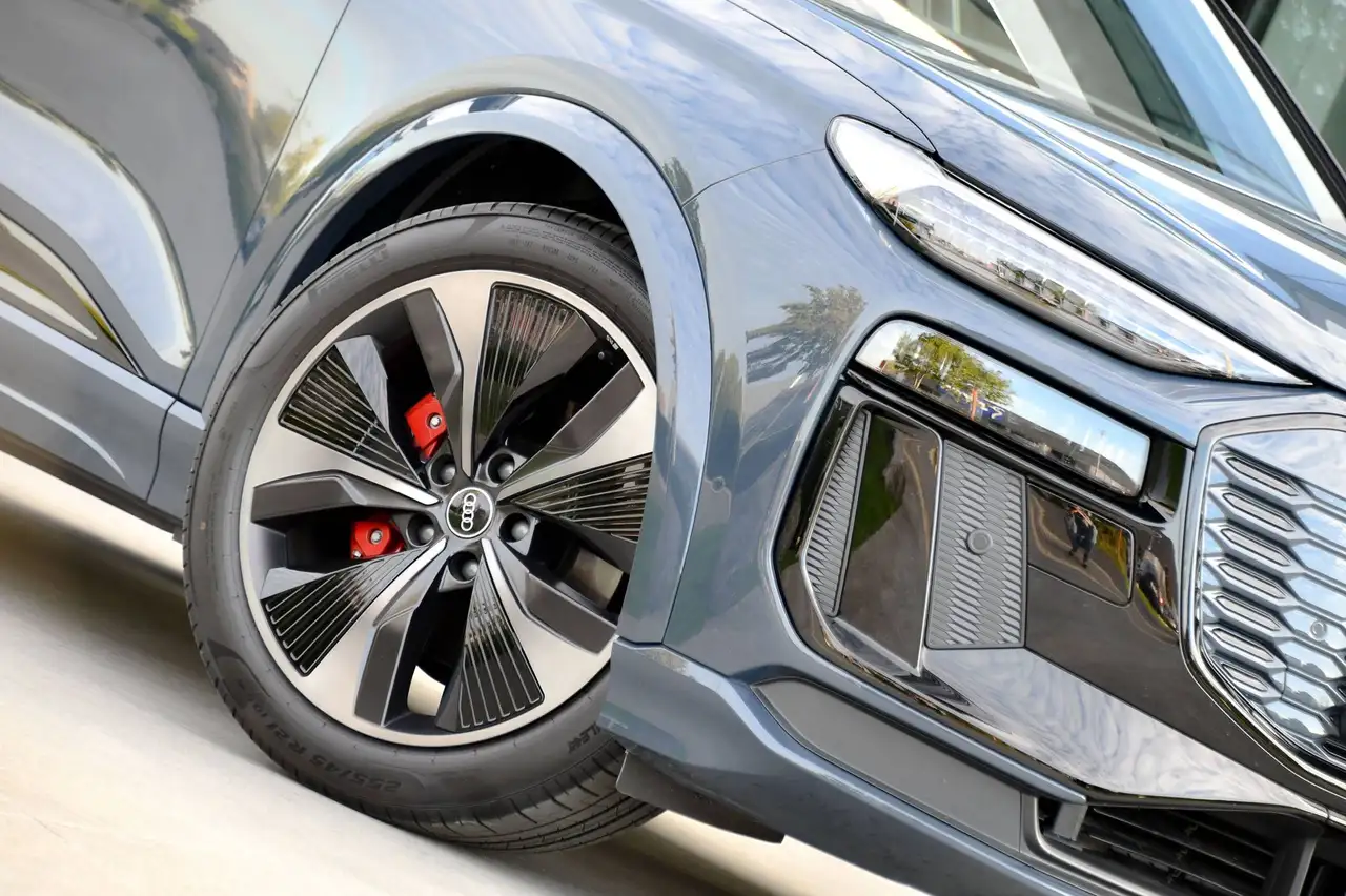 Audi Q6 e-tron - 7