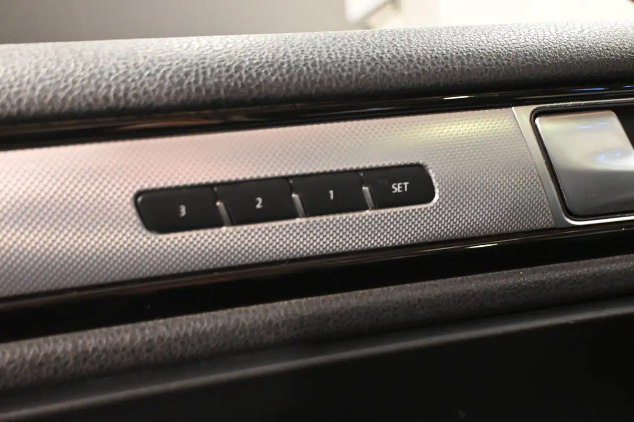 Volkswagen Touareg - 12