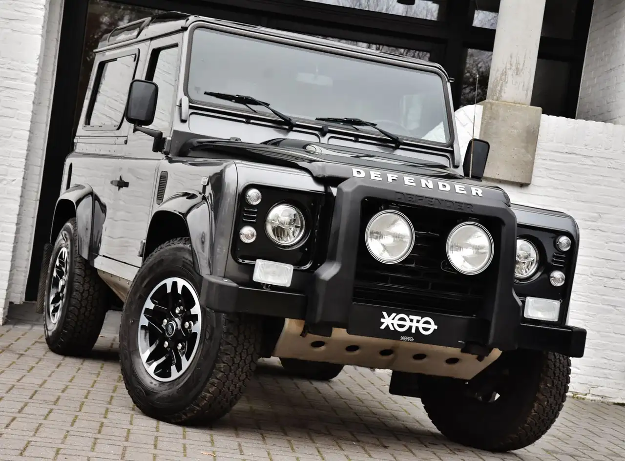 Land Rover Defender - 2