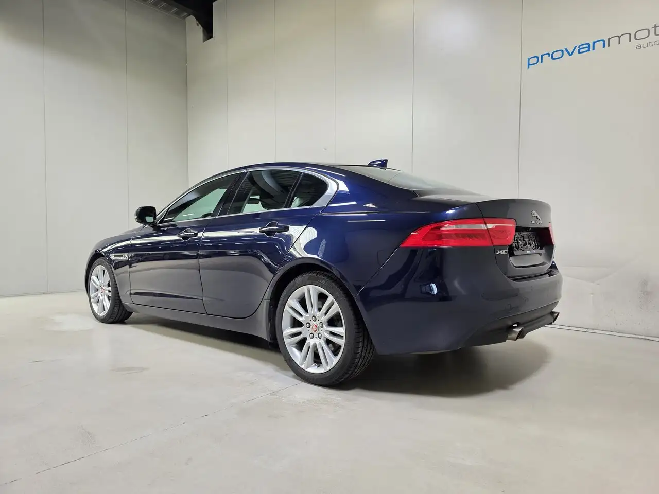 Jaguar XE - 6