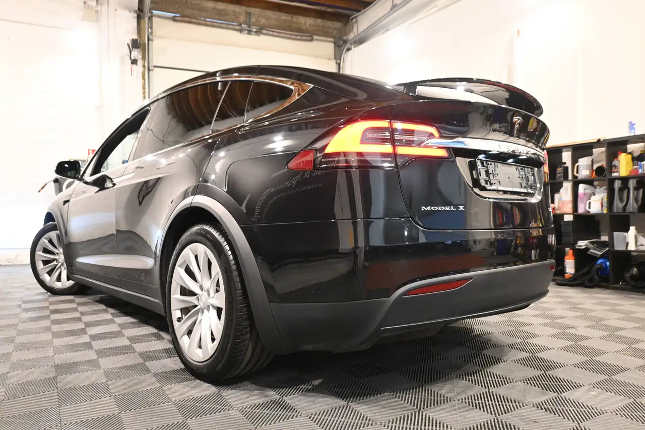 Tesla Model X - 8