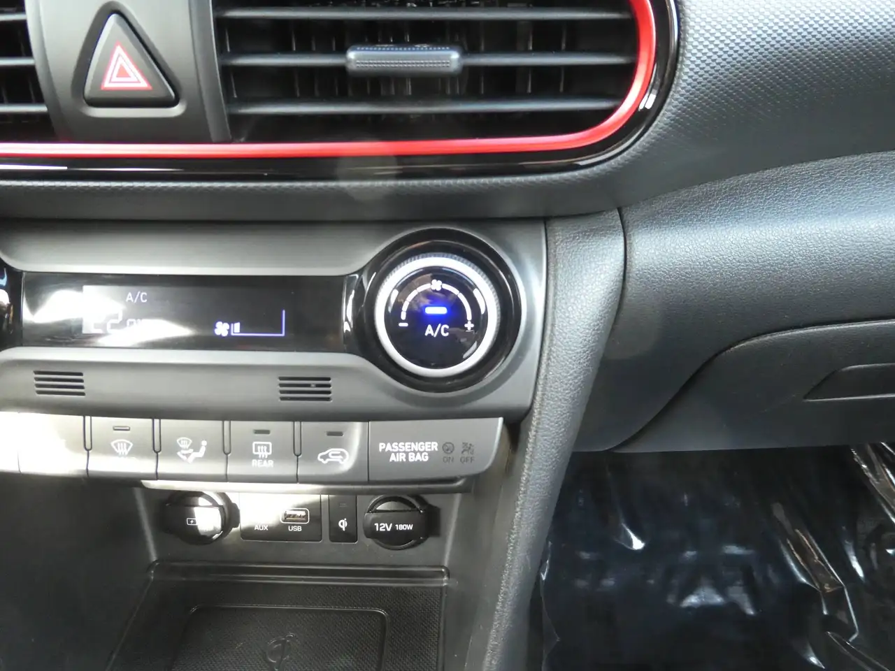 Hyundai KONA - 12
