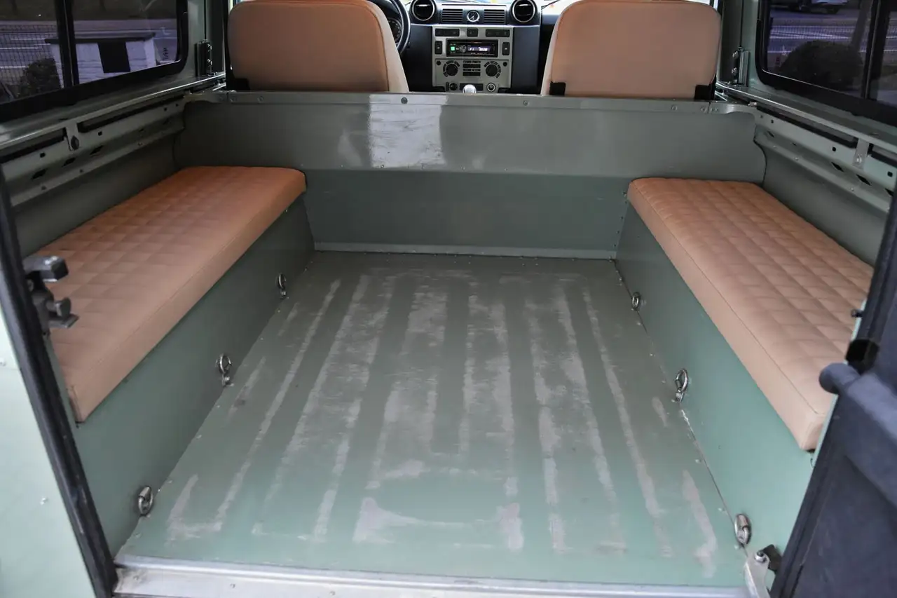Land Rover Defender - 12