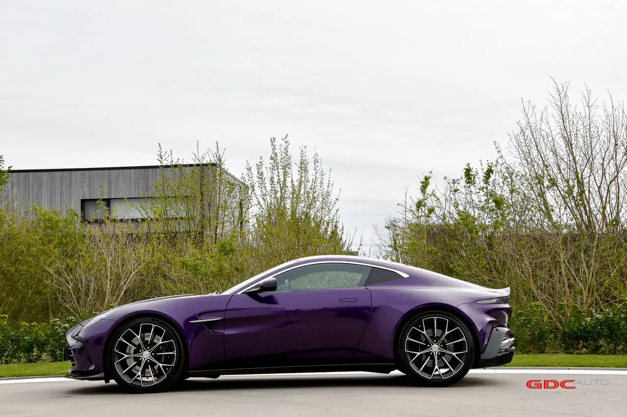 Aston Martin Vantage - 11