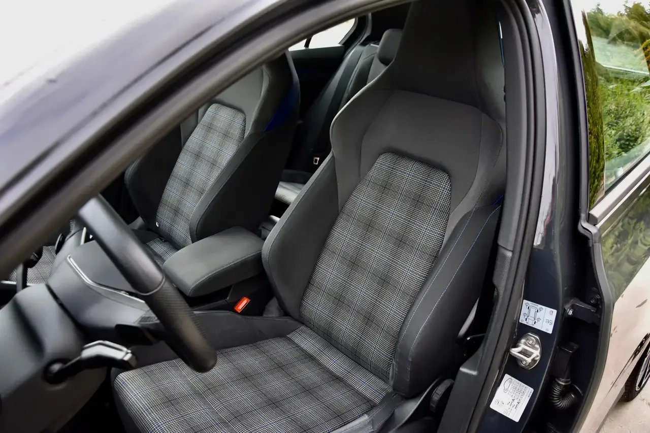Volkswagen Golf - 6