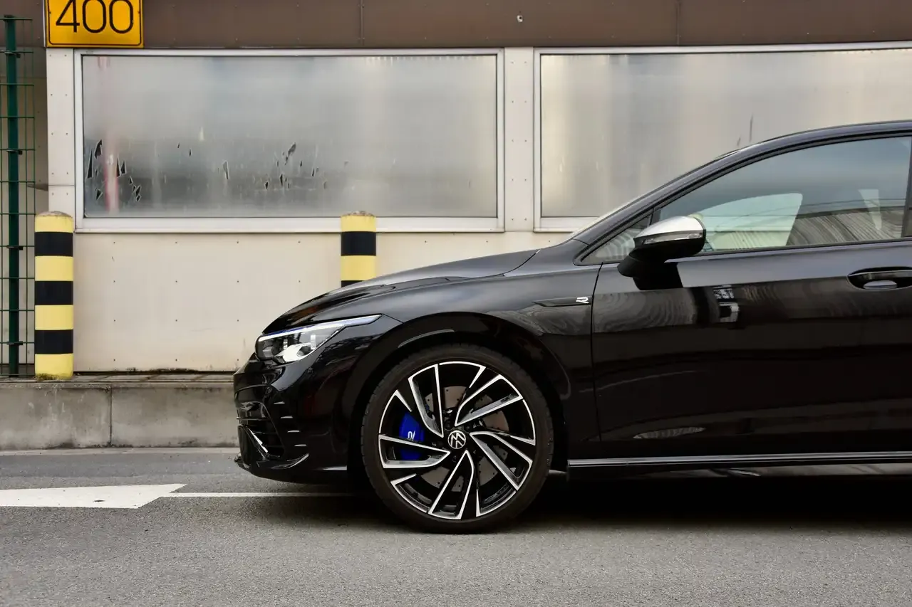 Volkswagen Golf R - 27