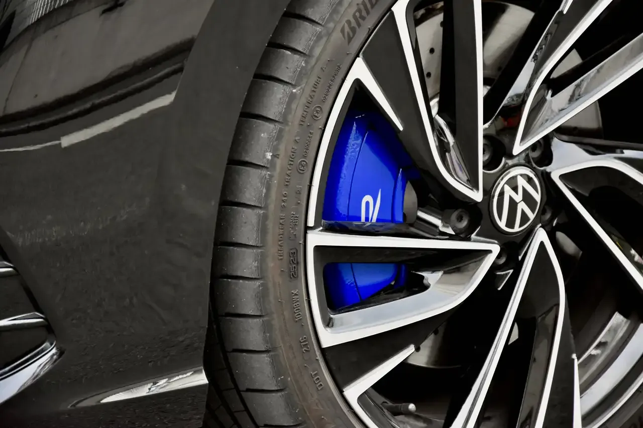 Volkswagen Golf R - 28