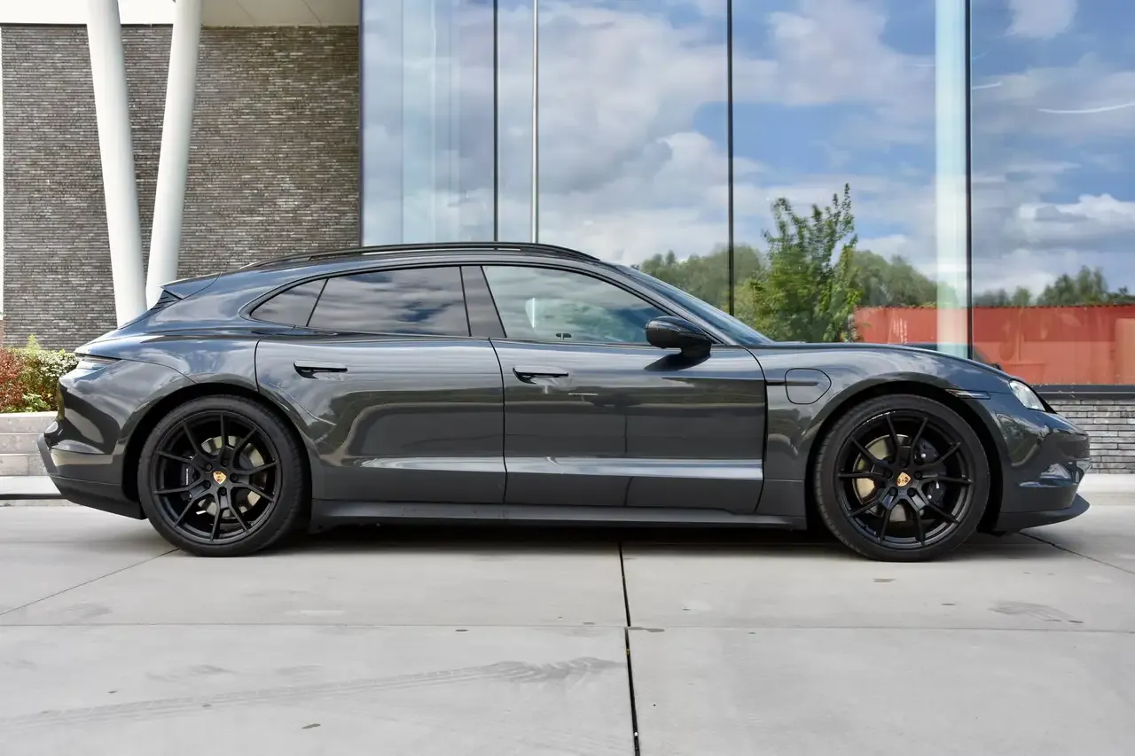 Porsche Taycan - 12