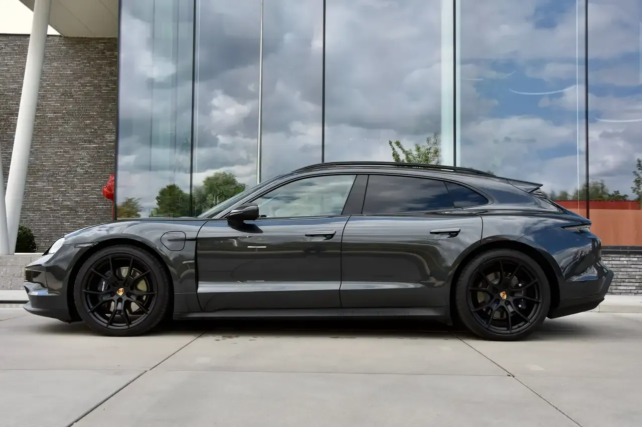Porsche Taycan - 22