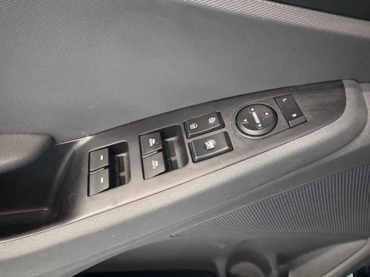 Hyundai IONIQ - 11