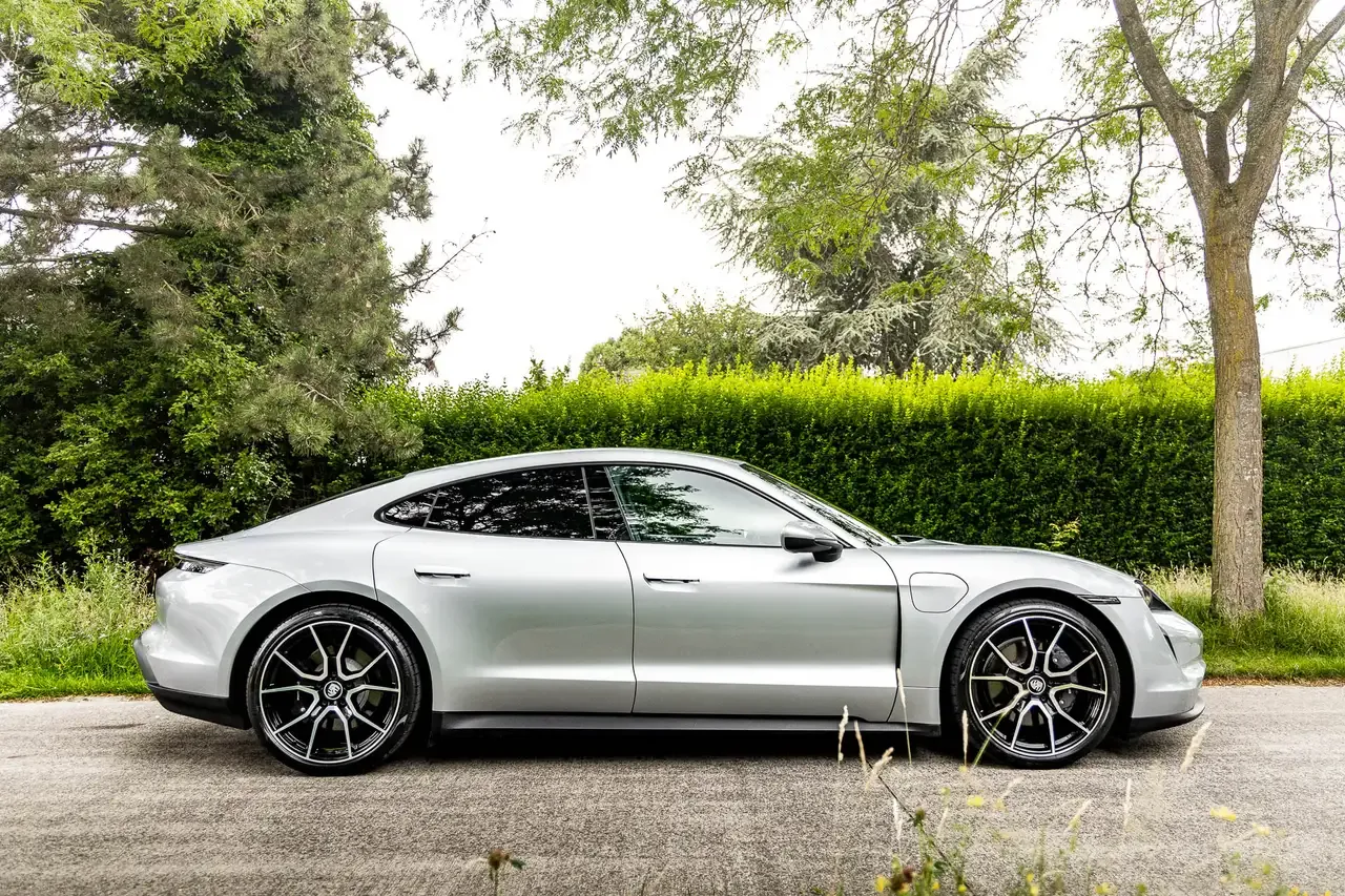 Porsche Taycan - 21