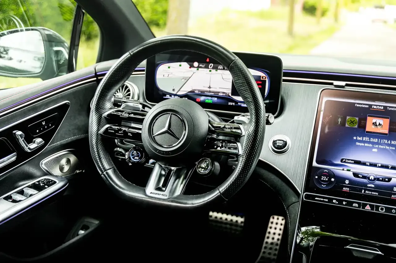 Mercedes-Benz EQE 43 - 17